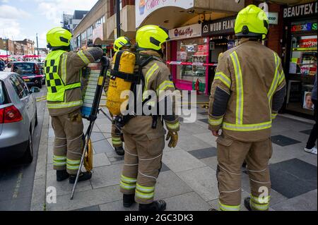 Slough, berkshire, Großbritannien. August 2021. Feuerwehrleute aus Beaconfield, Gerrards Cross und Langley nahmen heute an einem Brand im Wood Flames Pizza Restaurant in der Slough High Street Teil. Glücklicherweise gab es keine gemeldeten Verletzungen und der Brand wurde schnell gelöscht. Die Besatzungen hatten zuvor an einem Unfall auf der M25 teilgenommen. Quelle: Maureen McLean/Alamy Live News Stockfoto