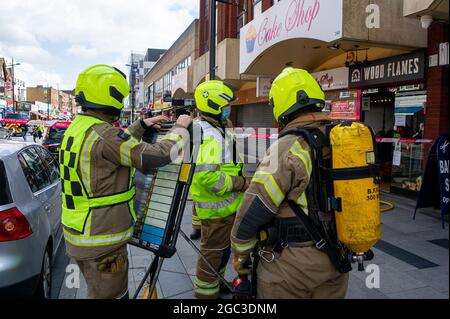 Slough, berkshire, Großbritannien. August 2021. Feuerwehrleute aus Beaconfield, Gerrards Cross und Langley nahmen heute an einem Brand im Wood Flames Pizza Restaurant in der Slough High Street Teil. Glücklicherweise gab es keine gemeldeten Verletzungen und der Brand wurde schnell gelöscht. Die Besatzungen hatten zuvor an einem Unfall auf der M25 teilgenommen. Quelle: Maureen McLean/Alamy Live News Stockfoto