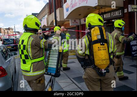 Slough, berkshire, Großbritannien. August 2021. Feuerwehrleute aus Beaconfield, Gerrards Cross und Langley nahmen heute an einem Brand im Wood Flames Pizza Restaurant in der Slough High Street Teil. Glücklicherweise gab es keine gemeldeten Verletzungen und der Brand wurde schnell gelöscht. Die Besatzungen hatten zuvor an einem Unfall auf der M25 teilgenommen. Quelle: Maureen McLean/Alamy Live News Stockfoto