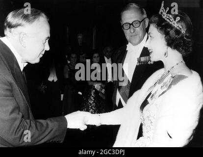 H M Queen Elizabeth II schüttelt sich bei einem Empfang in der County Hall, dem Hauptquartier des Londoner County Council, die Hände mit Premierminister Harold Wilson. Der Empfang war anlässlich des Jahrestages der County Councils in England und Wales und der County Councils Association. November 1964 Stockfoto