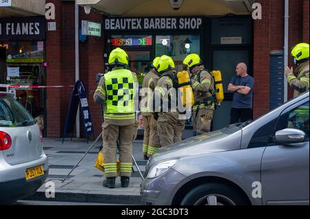 Slough, berkshire, Großbritannien. August 2021. Feuerwehrleute aus Beaconfield, Gerrards Cross und Langley nahmen heute an einem Brand im Wood Flames Pizza Restaurant in der Slough High Street Teil. Glücklicherweise gab es keine gemeldeten Verletzungen und der Brand wurde schnell gelöscht. Die Besatzungen hatten zuvor an einem Unfall auf der M25 teilgenommen. Quelle: Maureen McLean/Alamy Live News Stockfoto