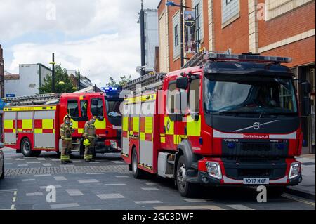 Slough, berkshire, Großbritannien. August 2021. Feuerwehrleute aus Beaconfield, Gerrards Cross und Langley nahmen heute an einem Brand im Wood Flames Pizza Restaurant in der Slough High Street Teil. Glücklicherweise gab es keine gemeldeten Verletzungen und der Brand wurde schnell gelöscht. Die Besatzungen hatten zuvor an einem Unfall auf der M25 teilgenommen. Quelle: Maureen McLean/Alamy Live News Stockfoto