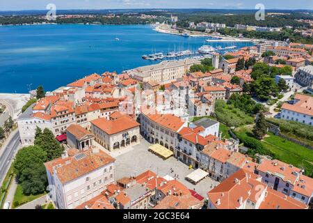 Eine Luftaufnahme des Stadtplatzes Forum, im Hintergrund Hafen von Pula, Istrien, Kroatien Stockfoto