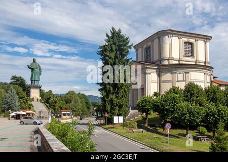 Koloss von San Carlo Borromeo und Kirche des heiligen Karl Borromeo, San Carlo, Arona, Lago Maggiore, Piemont, Italien Stockfoto