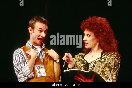 James Dreyfus (Gary), Anita Dobson (compere) in EUROVISION Geschrieben und geleitet von Tim Luscombe am Vaudeville Theatre, London WC2 11/1993 Originalsongs: Jason Carr Choreographie: Richard Sampson Stockfoto