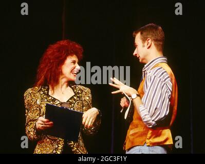 Anita Dobson (compere), James Dreyfus (Gary) in EUROVISION Geschrieben und geleitet von Tim Luscombe am Vaudeville Theatre, London WC2 11/1993 Originalsongs: Jason Carr Choreographie: Richard Sampson Stockfoto