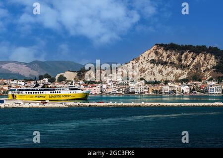 Zakynthos, Griechenland Insel Hauptstadt Meerblick mit festgemacht Passagierschiff. Levante Ferries Andreas Kalvos am Hafen mit Häusern und Geschäften am Wasser in Backgr Stockfoto