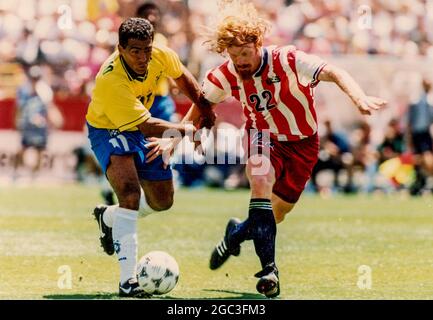 Romario aus Brasilien und Alexi Lalas aus den USA bei der WM-Aktion 1994 Stockfoto