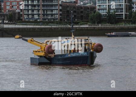 London, Großbritannien. 06. August 2021 MUDSKIPPER ist eine voll-mobile Skulptur, die sich über Wasser und Land bewegen kann, indem sie zwei hydraulische stufenartige Antriebsbeine mit Komponenten-TREADPAD-Füßen verwendet. Der britische Künstler James Capper demonstriert, wie dieses Amphibienschiff an den Royal Docks an Land kommt. Ein ehemaliges kommerzielles Thames-Arbeitsboot der 1980er Jahre, MUDSKIPPER, wurde von James Capper in eine vollständig mobile Skulptur umgewandelt (9.2 Meter lang und 14.5 Tonnen schwer), Die die Fähigkeit hat, durch Gewässer zu navigieren und das Vorland mit einem Satz von hydraulischen Wagenheber zu landen, was Passanten den ch bietet Stockfoto