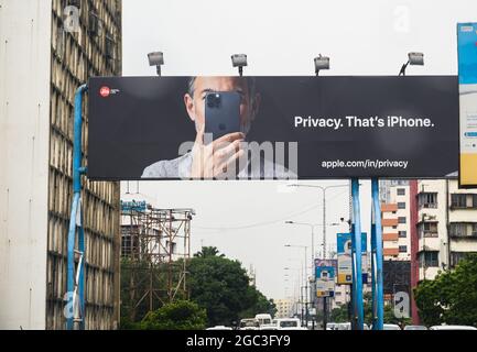 Kalkutta, Indien. 03. Aug, 2021. IPhone's Privacy Billboard, Rollout kommt, nachdem die Privatsphäre und Sicherheit des iPhone in Frage gestellt wurden, nachdem die neuesten Pegasus-Enthüllungen veröffentlicht wurden. Allen iPad- und iPhone-Benutzern wird empfohlen, das iOS 14.7.1-Update und das iPadOS 14.7.1-Update schnell auf ihren Geräten zu installieren. Diese Art von Warnung findet überall in Kalkutta, Westbengalen, Indien, statt, wo die Privatsphäre am 3. August 2021 an Bedeutung gewonnen wird. (Foto von Soumyabrata Roy/Pacific Press/Sipa USA) Quelle: SIPA USA/Alamy Live News Stockfoto