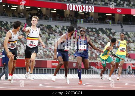 Tokio, Japan. August 2021. Das Team Belgien (L), das Team Frankreich (C) und das Team Jamaika führen am Freitag, den 6. August 2021, in einer Staffel mit 4 x 400 m bei den Leichtathletik-Wettbewerben während der Olympischen Sommerspiele in Tokio, Japan, den Staffelstab. Italien gewann die Goldmedaille, Großbritannien belegte den zweiten Platz und Kanada den dritten Platz. Foto von Bob Strong/UPI. Kredit: UPI/Alamy Live Nachrichten Stockfoto