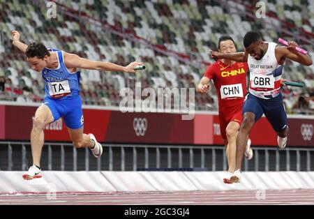 Tokio, Japan. August 2021. Der Italiener Filippo Tortu (L) überquert die Ziellinie vor dem Briten Nethaneel Mitchell-Blake (R), um beim Leichtathletik-Wettbewerb während der Olympischen Sommerspiele in Tokio am Freitag, dem 6. August 2021, die Goldmedaille für das Team Italien beim 4x100-Staffellauf der Männer-Weltmeisterschaft zu gewinnen. Großbritannien wurde Zweiter und Kanada Dritter. Foto von Bob Strong/UPI. Kredit: UPI/Alamy Live Nachrichten Stockfoto