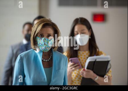 Washington DC, USA. August 2021. Die Sprecherin des Repräsentantenhauses, Nancy Pelosi, D-Calif., kommt am Freitag, den 6. August 2021, zu ihrer wöchentlichen Pressekonferenz im US-Kapitol in Washington, DC. Foto von Bonnie Cash/UPI Credit: UPI/Alamy Live News Stockfoto