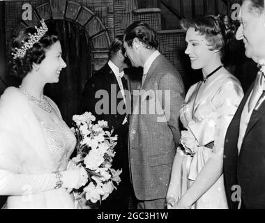 Queen Elizabeth II im Gespräch mit der Schauspielerin JULIE ANDREWS, nachdem sie sie im Musical MY FAIR LADY im Drury Lane Theatre gesehen hatte. Dahinter stehen Co-Star REX HARRISON und (teilweise versteckt) The DUKE OF EDINBURGH - Foto vom 6. Mai 1958 ©TopFoto Stockfoto