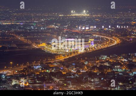 Eleganz, Luxus und Komfort im erstaunlichen Al Hazm, einem neuen Einkaufszentrum mit europäischer Atmosphäre. Carrara-Marmor spiegelt die goldene Beleuchtung bei Nacht in Stockfoto