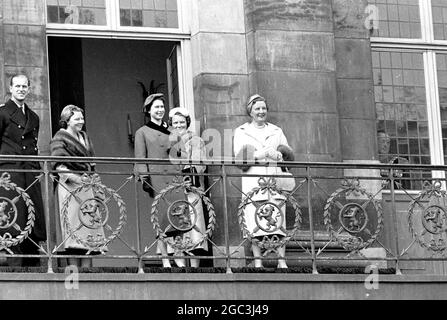 Amsterdam Niederlande drei Tage Staatsbesuch Königin und Prinz Philip . Prinz Philip, Prinzessin Beatrix, Königin Elizabeth, Prinzessin Irene, Königin Juliana auf dem Balkon des Königspalastes in Amsterdam. 25. März 1958 Stockfoto