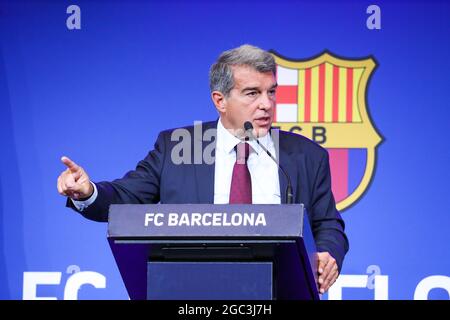 Barcelona, Spanien. August 2021. Joan Laporta, Clubpräsidentin des FC Barcelona, reagiert auf eine Pressekonferenz am 6. August 2021 in Barcelona, Spanien. Joan Laporta erklärte am Freitag die Entscheidung des Clubs, seine 21-jährige Beziehung mit Lionel Messi zu beenden und die Gespräche über einen neuen Vertrag zu beenden. Quelle: Joan Gosa/Xinhua/Alamy Live News Stockfoto