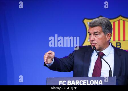 Barcelona, Spanien. August 2021. Joan Laporta, Clubpräsidentin des FC Barcelona, reagiert auf eine Pressekonferenz am 6. August 2021 in Barcelona, Spanien. Joan Laporta erklärte am Freitag die Entscheidung des Clubs, seine 21-jährige Beziehung mit Lionel Messi zu beenden und die Gespräche über einen neuen Vertrag zu beenden. Quelle: Joan Gosa/Xinhua/Alamy Live News Stockfoto