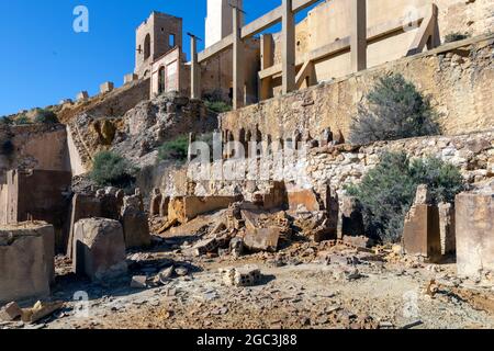 Ruinen und Überreste von Gebäuden in den verlassenen Minen von Mazarron Stockfoto