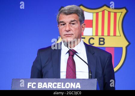 Barcelona, Spanien. August 2021. Joan Laporta, Clubpräsidentin des FC Barcelona, reagiert auf eine Pressekonferenz am 6. August 2021 in Barcelona, Spanien. Joan Laporta erklärte am Freitag die Entscheidung des Clubs, seine 21-jährige Beziehung mit Lionel Messi zu beenden und die Gespräche über einen neuen Vertrag zu beenden. Quelle: Joan Gosa/Xinhua/Alamy Live News Stockfoto