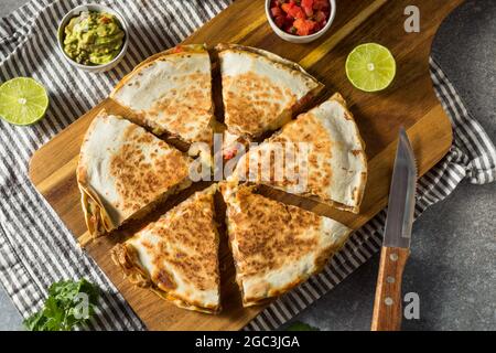 Hausgemachte Carnitas Schweinefleisch Cheesey Quesadilla mit Tomaten und Mais Stockfoto