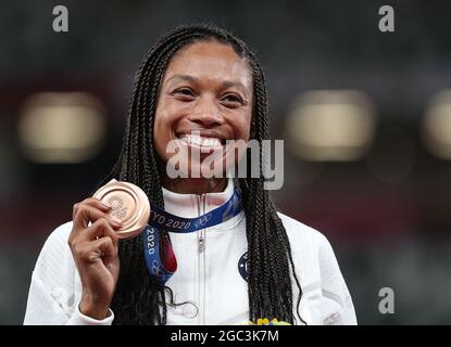 Tokio, Japan. August 2021. Allyson Felix aus den Vereinigten Staaten reagiert während der Preisverleihung der 400-Meter-Frauen-Spiele der Olympischen Spiele 2020 in Tokio, Japan, am 6. August 2021. Quelle: Li Ming/Xinhua/Alamy Live News Stockfoto