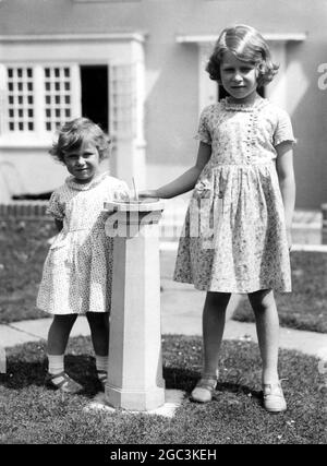 Prinzessin Margaret und Prinzessin Elizabeth vor dem "kleinen Haus", das ihr von den Menschen in Wales gegeben wurde und jetzt auf dem Gelände der königlichen Loge in Windsor im Jahr 1933 Y Bwthyn Bach Stockfoto