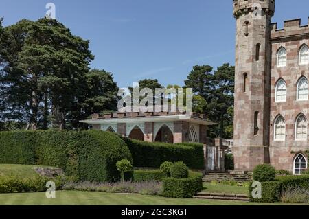 Stufen führen zu einem Gebäude aus Sandsteinblöcken Stockfoto