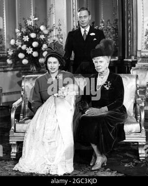 Vier Generationen der königlichen Familie Prinzessin Elizabeth (später Königin Elizabeth II.), abgebildet in einem Gruppenporträt zur Taufe ihres Sohnes Prinz Charles Philip Arthur George, ihres Vaters König George VI. Und ihrer Großmutter Queen Mary. Buckingham Palace, London, England. 15. Dezember 1948 Stockfoto