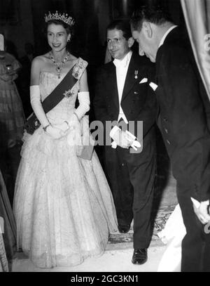 Königin Elisabeth II. Geht mit dem Premierminister von Malta, Dr. Georg Borg Oliver, während des Empfangs, den der Premierminister zu ihren Ehren in der Auberge d'Aragon (Haus der Ritter von Aragon), der offiziellen Residenz des Premierministers, gegeben hat, einen Korridor entlang. Die Königin und der Herzog von Edinburgh wurden von den Menschen auf Malta herzlich empfangen. Mai 1954 Stockfoto