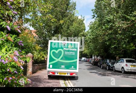 Ein Morrisons Online-Lieferwagen parkte auf einem Bürgersteig über zweifachen gelben Linien in der Brighton Street - Großbritannien Stockfoto