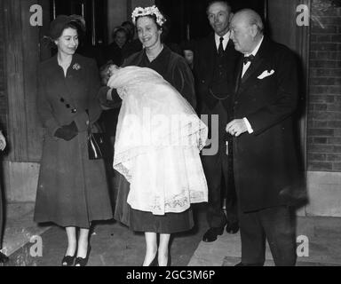 Königin und Churchill als Paten Lady Margaret Colville hält ihre Tochter, Harriet Elizabeth, wie sie mit der Königin posiert (links) und Premierminister, Winston Churchill, nach der Kleinkind ' s Taufe in St. Peter ' s Kirche, Eaton Square. John Colville ist der Privatsekretär von Churchill, und er war früher der Privatsekretär der Königin, als sie Prinzessin Elizabeth war. Es war, als er ihre Sekretärin, dass er traf und heiratete Lady Margaret Egerton , die Prinzessin ' s Lady - in - warten. Herr Colville, 38, begleitete Churchill vor kurzem auf seiner Reise nach New York und Jamaika. 11. Fe Stockfoto