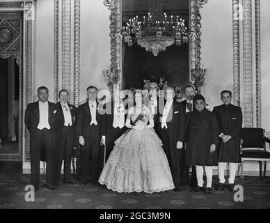 Minister bei der Commonwealth-Konferenz, die von ihrer Majestät zum Abendessen im Buckingham Palace unterhalten wurde Letzte Nacht im Buckingham Palace London. Ihre Majestät die Königin war Gastgeber der Commonwealth-Premierminister und ihrer Frauen auf der ersten großen Party ihrer Herrschaft . Die Premierminister nehmen an der Commonwealth-Wirtschaftskonferenz in London Teil. Im Thronsaal des Buckingham Palace sind links nach rechts die Hon D s Senanayake (Ceylon) Sir Godfrey Huggins (Süd-Rhodesien) RT Hon S . G Holland (Neuseeland), Herr Winston Churchill, Ihre Majestät Königin Elizabeth II, RT Hon Robert Menzies (Australien Stockfoto