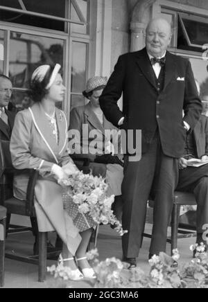 Ihre königliche Hoheit, Prinzessin Elizabeth führt die Eröffnungszeremonie von Grange Farm Center in Chigwell, Essex, gestern. Herr Winston Churchill war ebenfalls anwesend und hielt eine Rede. Foto zeigt; Prinzessin Elizabeth hört zu, wie Herr Churchill bei der Eröffnung des Farm Center spricht. Juli 1951 Stockfoto