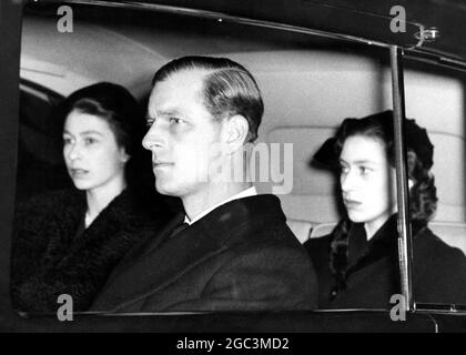 14. Februar 1952 Königin Elizabeth II., der Herzog von Edinburgh, und Prinzessin Margaret sind auf dem Weg, sich den trauernden Untertanen an der Bahre ihres Vaters, König George VI., in der Westminster Hall, London, England, anzuschließen. ©TopFoto Stockfoto