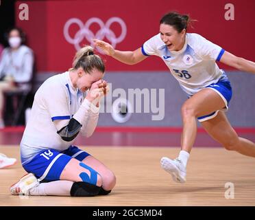 Tokio, Japan. August 2021. Kseniia Makeeva (L) und Luliia Managarova vom ROC feiern den Sieg im Halbfinale der Handball-Frauen zwischen Norwegen und dem ROC bei den Olympischen Spielen 2020 in Tokio, Japan, am 6. August 2021. Quelle: Zhang Xiaoyu/Xinhua/Alamy Live News Stockfoto