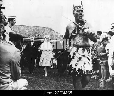 Ein Maori-Chef, der einen Willkommenstanz vor Königin Elizabeth II. Während der Feierlichkeiten in Waitangi, Neuseeland, vorführte, wo die Maoris Neuseeland an die Briten übergaben. Zu Fuß mit der Königin ist Neuseeland Premiere Herr Holyoake . Februar 1963 Stockfoto