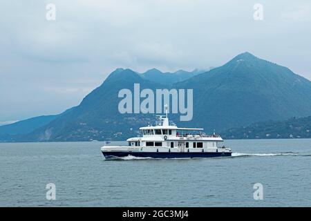 Ausflugsboot am Monte Sasso del Ferro, Lago Maggiore, Lombardei, Italien Stockfoto