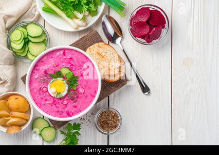 Traditionelle litauische gekühlte Suppe aus Rote Beete, frischen Kräutern, Kartoffeln, Gurken und Kefir. Stockfoto