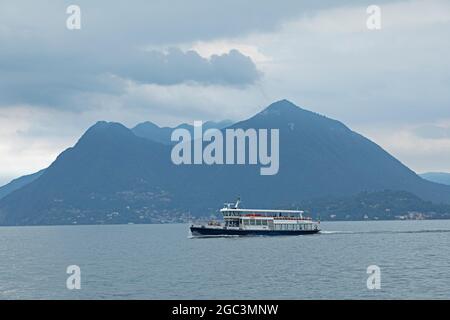 Ausflugsboot am Monte Sasso del Ferro, Lago Maggiore, Lombardei, Italien Stockfoto