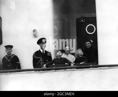 Portsmouth, England; die Augen von Prinz Charles und Prinzessin Anne blicken nach oben, als sie auf der Brücke der Royal Yacht, Britannia, die heute von hier aus segelte, stehen. Die beiden Kinder, die diese Ufer zum ersten Mal verließen, werden nach Tobruk gebracht, wo sie mit der Königin wiedervereint werden. 14. April 1954 Stockfoto