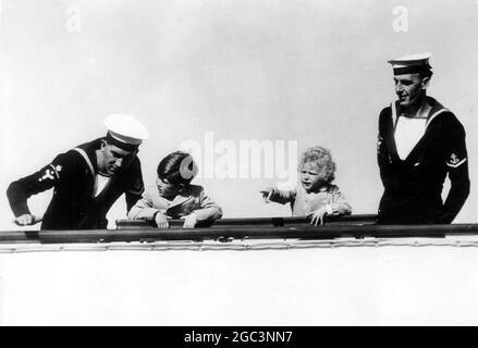 Prinz Charles und Prinzessin Anne an Bord der Royal Yacht Britannia, die nach Gibraltar segelt 10. Mai 1954 Stockfoto