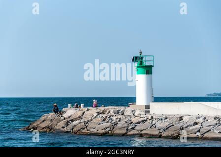 Leuchtturm am Eingang zum Frenchman's Bay Harbor an der Küste des Lake Ontario in Pickering City, Ontario, Kanada Stockfoto