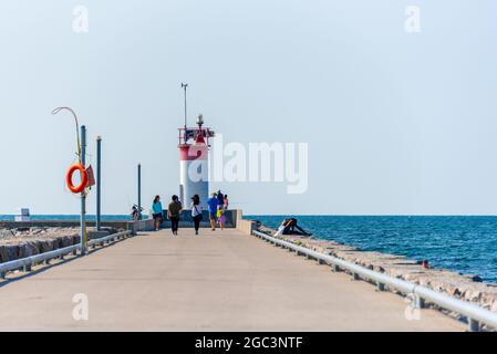 Leuchtturm am Eingang zum Frenchman's Bay Harbor an der Küste des Lake Ontario in Pickering City, Ontario, Kanada Stockfoto