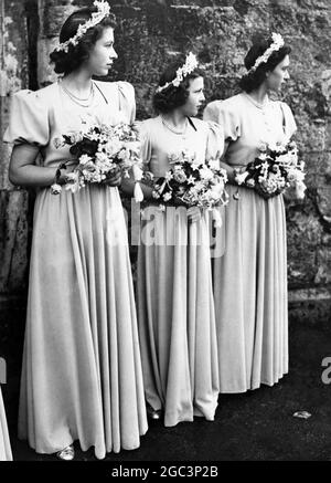 Drei Königliche Prinzessinnen waren Brautjungfern bei der Hochzeit der Hon. Patricia Mountbatten mit Captain the Lord Brabourne. Hier, außerhalb der Abtei von Romsey, sind Prinzessin Elizabeth, Prinzessin Alexandra und Prinzessin Margaret 26 Oktober 1946 Stockfoto