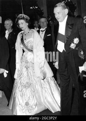 H M Queen Elizabeth II. Gesehen mit M. Rene Coty, dem französischen Präsidenten, als sie zur Gala-Ballettaufführung am Pariser Opernhaus ankam. 8. April 1957 Stockfoto