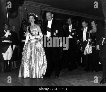 H M Queen Elizabeth II. Gesehen mit M. Rene Coty, dem französischen Präsidenten, als sie zur Gala-Ballettaufführung am Pariser Opernhaus ankam. Der Herzog von Edinburgh kann hinter gesehen werden. 8. April 1957 Stockfoto