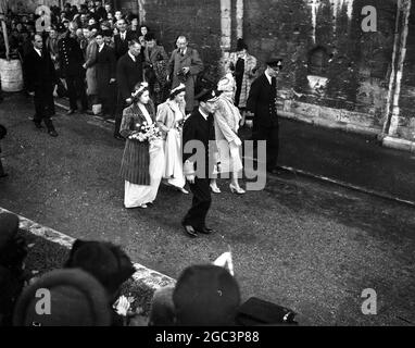 Drei Königliche Prinzessinnen waren Brautjungfern bei der Hochzeit der Hon. Patricia Mountbatten mit Captain the Lord Brabourne. Hier , Ankunft in Romsey Abbey , sind Prinzessin Elizabeth , Prinzessin Margaret , König George VI , Königin Elizabeth , und Leutnant Philip Mountbatten 26 Oktober 1946 Stockfoto