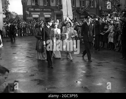 Drei Königliche Prinzessinnen waren Brautjungfern bei der Hochzeit der Hon. Patricia Mountbatten mit Captain the Lord Brabourne. Hier , Ankunft in Romsey Abbey , sind Prinzessin Elizabeth , König George VI , Prinzessin Margaret , Königin Elizabeth , und Leutnant Philip Mountbatten 26 Oktober 1926 Stockfoto