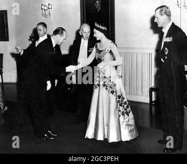 Die Königin Elizabeth II. Und der Herzog von Edinburgh empfangen Persönlichkeiten bei der Landesregierung in Ottawa. 18. Oktober 1957 Stockfoto